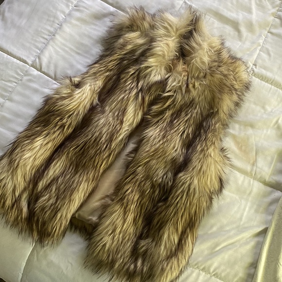 Faux Fur Vest/Sleeveless Jacket - Picture 2 of 5